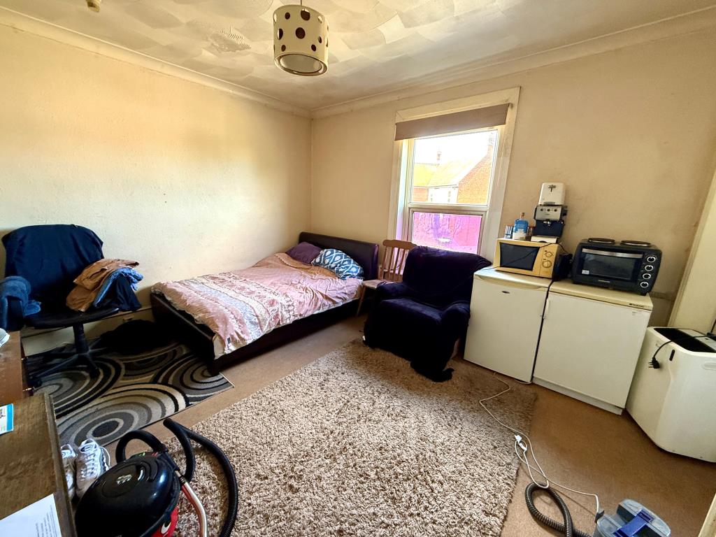 Lot: 171 - RESIDENTIAL INVESTMENT WITH POTENTIAL - Room two